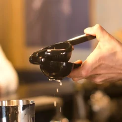 Limettenpresse, schwarz - Aluminium